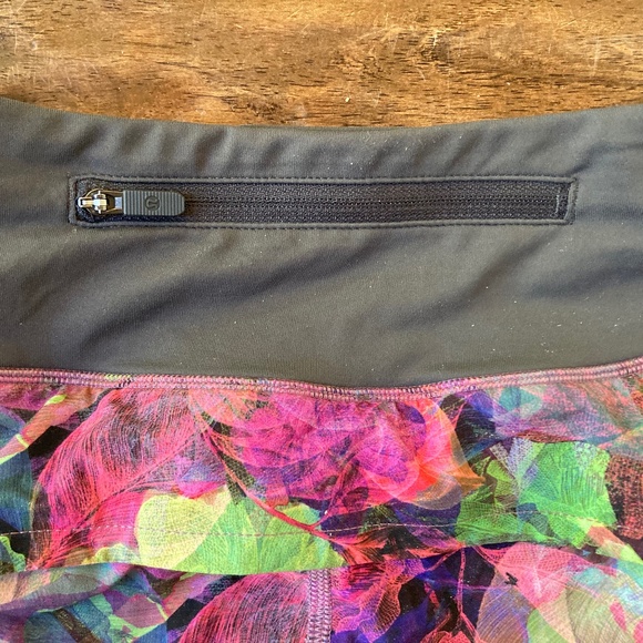 Lululemon Speed Up LR Lined Short Vivid Floral Tone Multi Size 2 - Picture 3 of 10